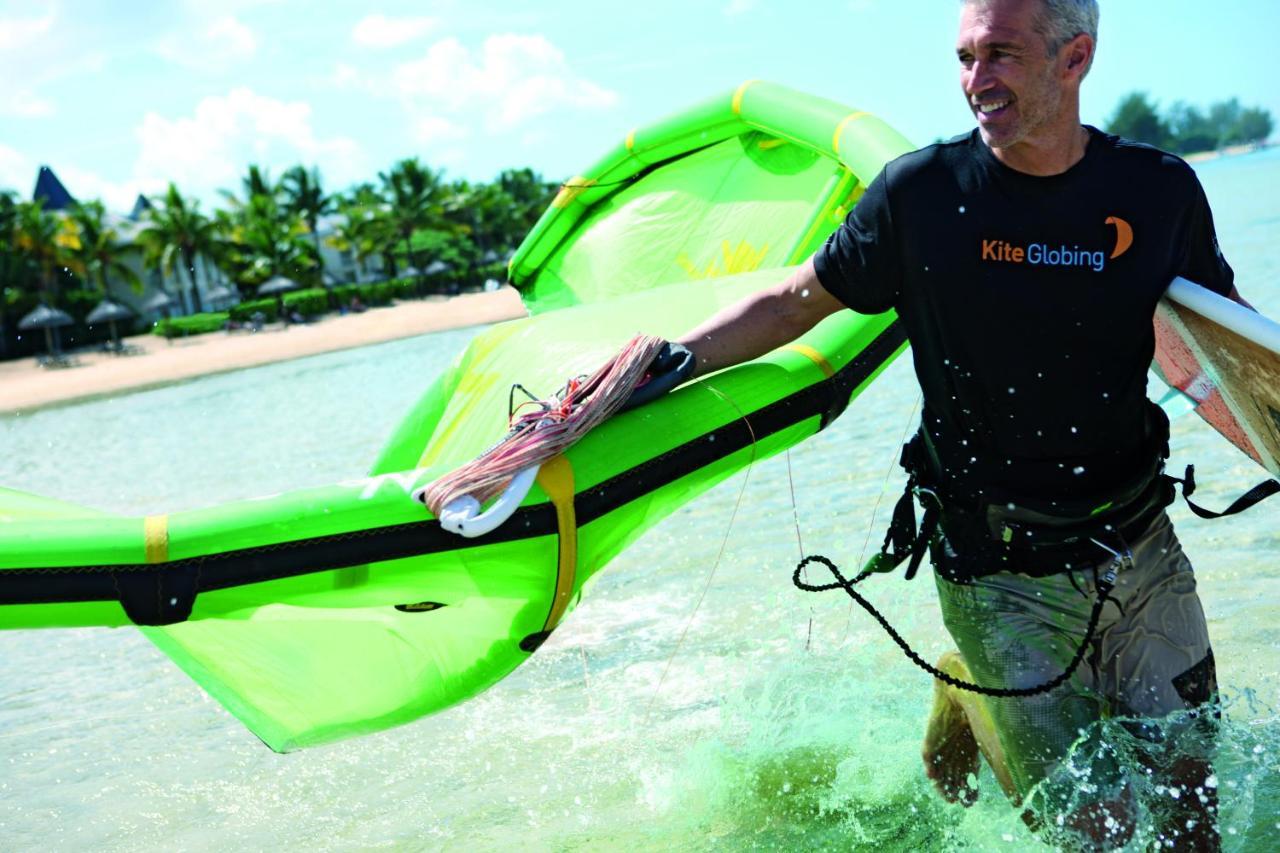 Heritage Le Telfair Golf&Wellness Resort Bel Ombre Exterior foto A kiteboarding instructor