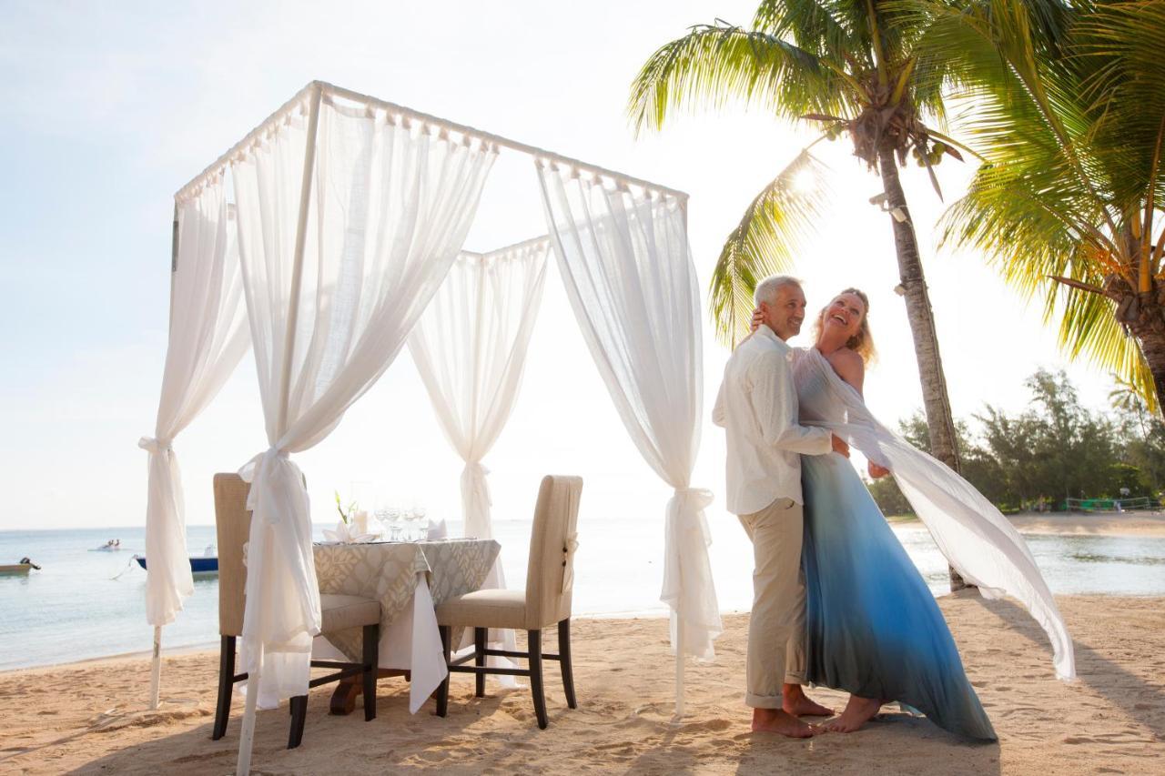 Heritage Le Telfair Golf&Wellness Resort Bel Ombre Exterior foto A couple at Sandals Halcyon Beach