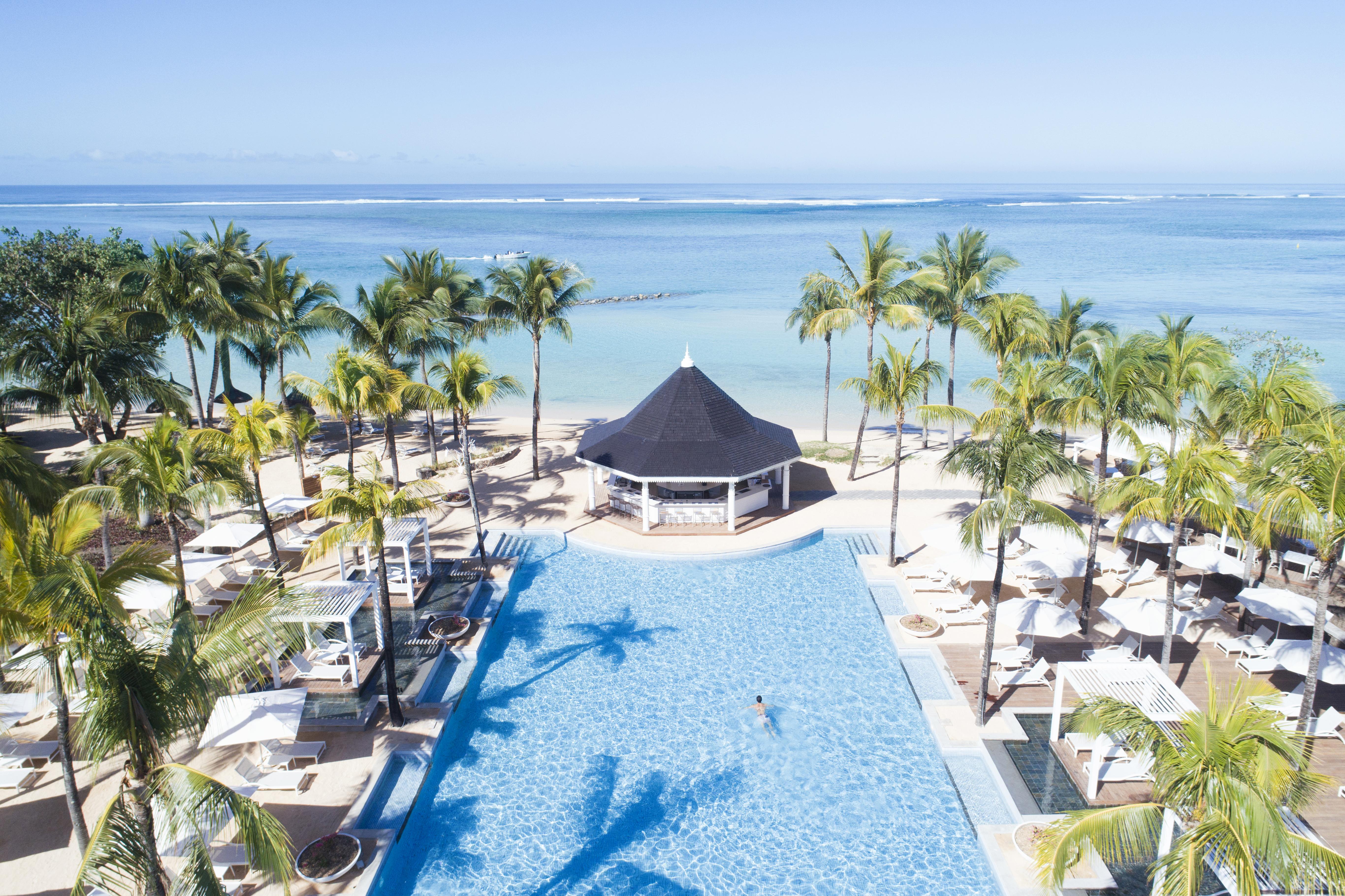 Heritage Le Telfair Golf&Wellness Resort Bel Ombre Exterior foto The swimming pool at the resort
